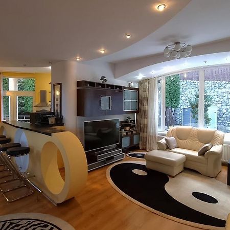 Marble Villa: Luxury Estate - Central But Intimate Sinaia Luaran gambar
