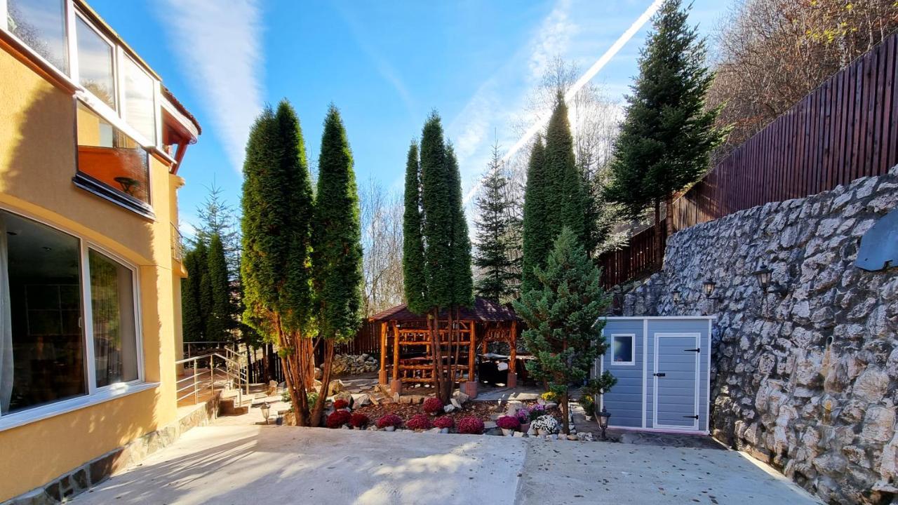 Marble Villa: Luxury Estate - Central But Intimate Sinaia Luaran gambar