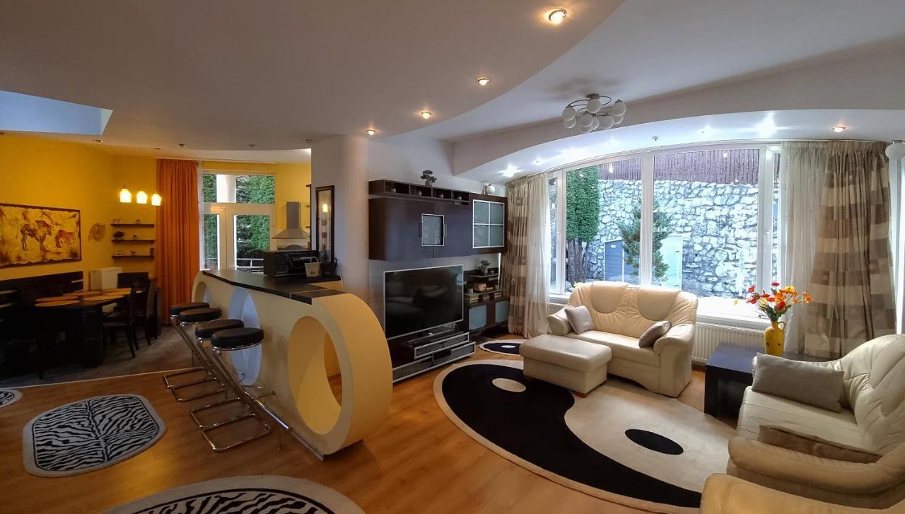 Marble Villa: Luxury Estate - Central But Intimate Sinaia Luaran gambar
